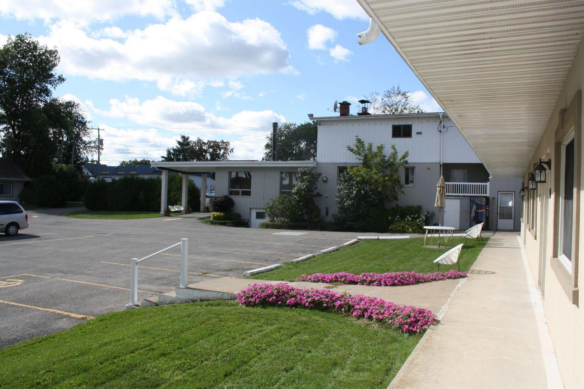 Au Doc Motel Repentigny Dış mekan fotoğraf
